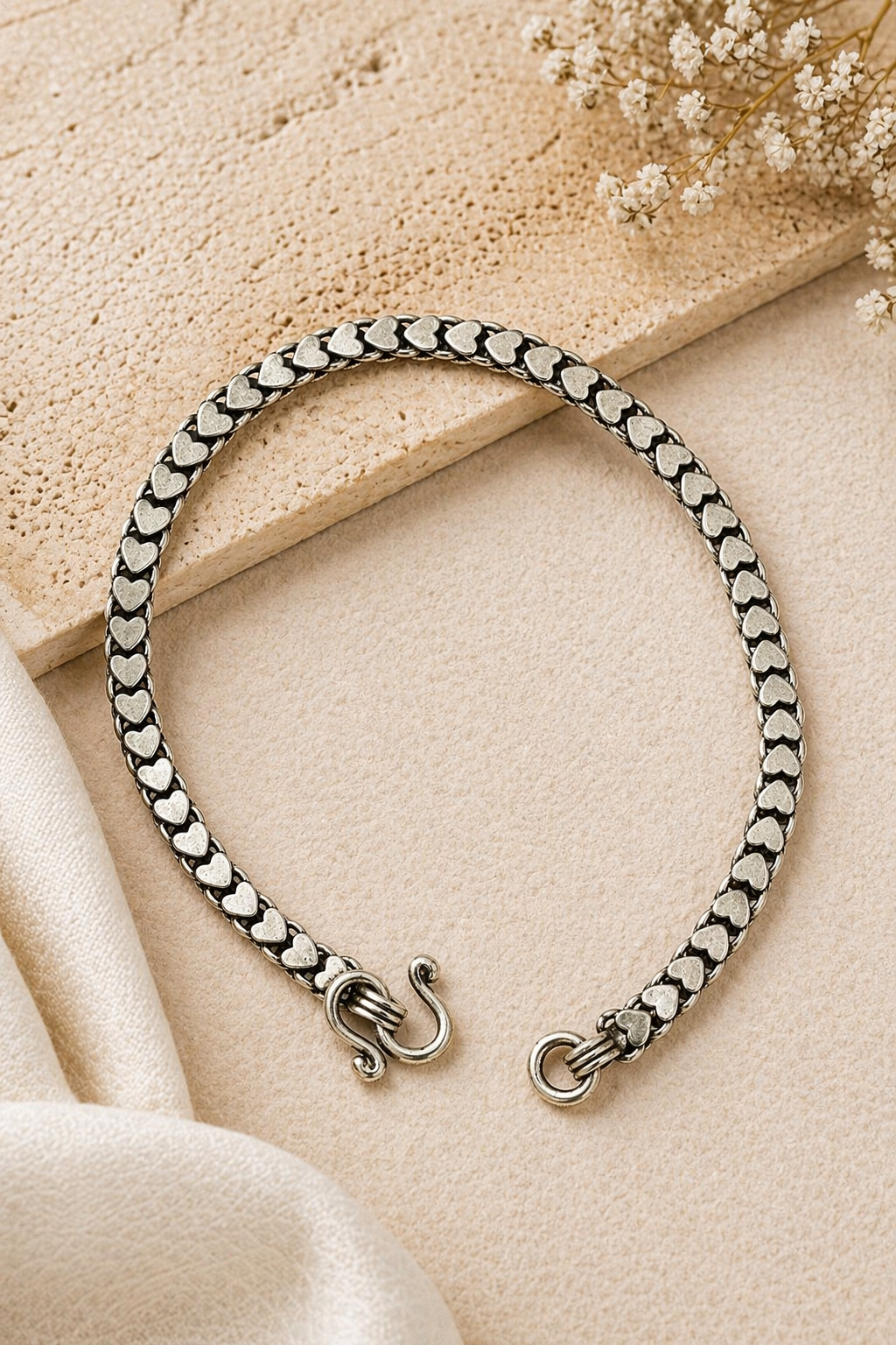 Oxidized Silver Heart-Link Bracelet – Minimal Statement Chain