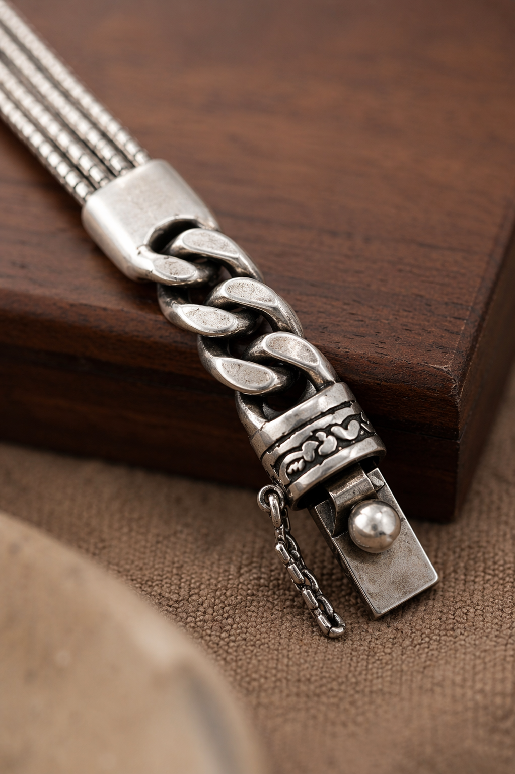 Dual-Texture Chain Silver Bracelet with Statement Clasp
